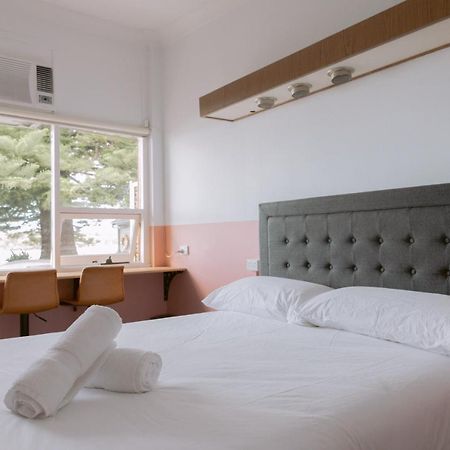 Black Swan Waterfront Motel (Adults Only) Swansea Extérieur photo