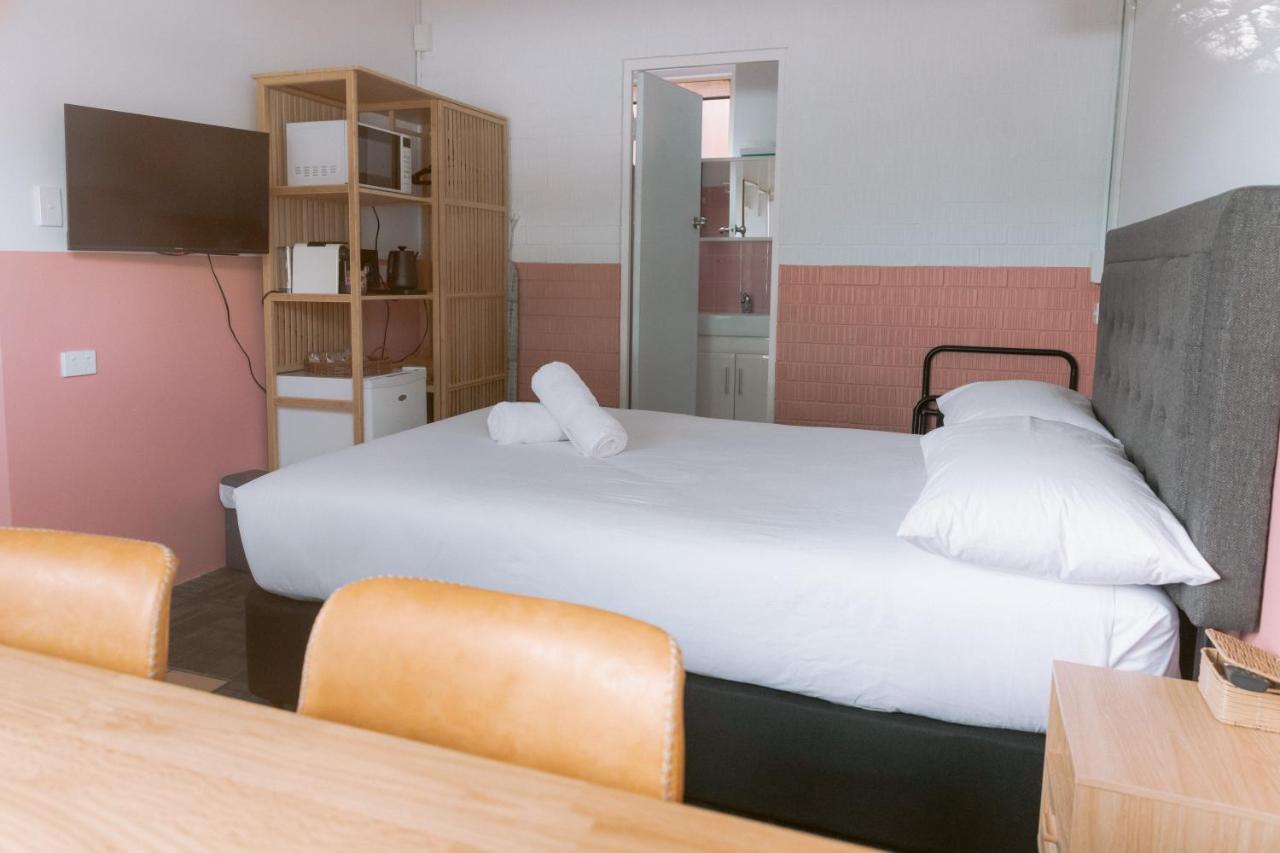 Black Swan Waterfront Motel (Adults Only) Swansea Extérieur photo