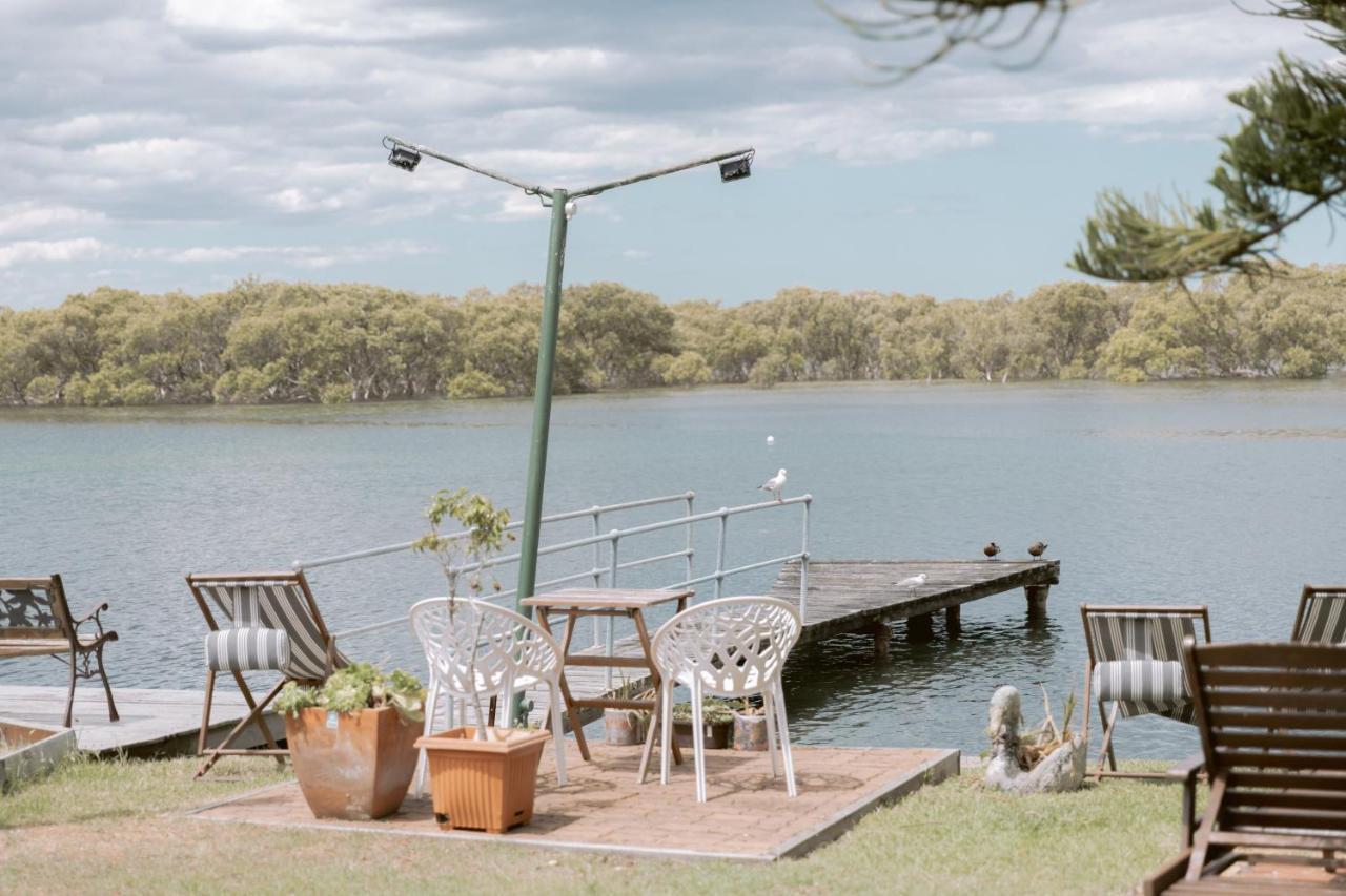 Black Swan Waterfront Motel (Adults Only) Swansea Extérieur photo