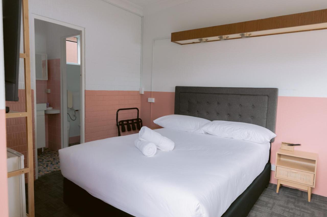 Black Swan Waterfront Motel (Adults Only) Swansea Extérieur photo