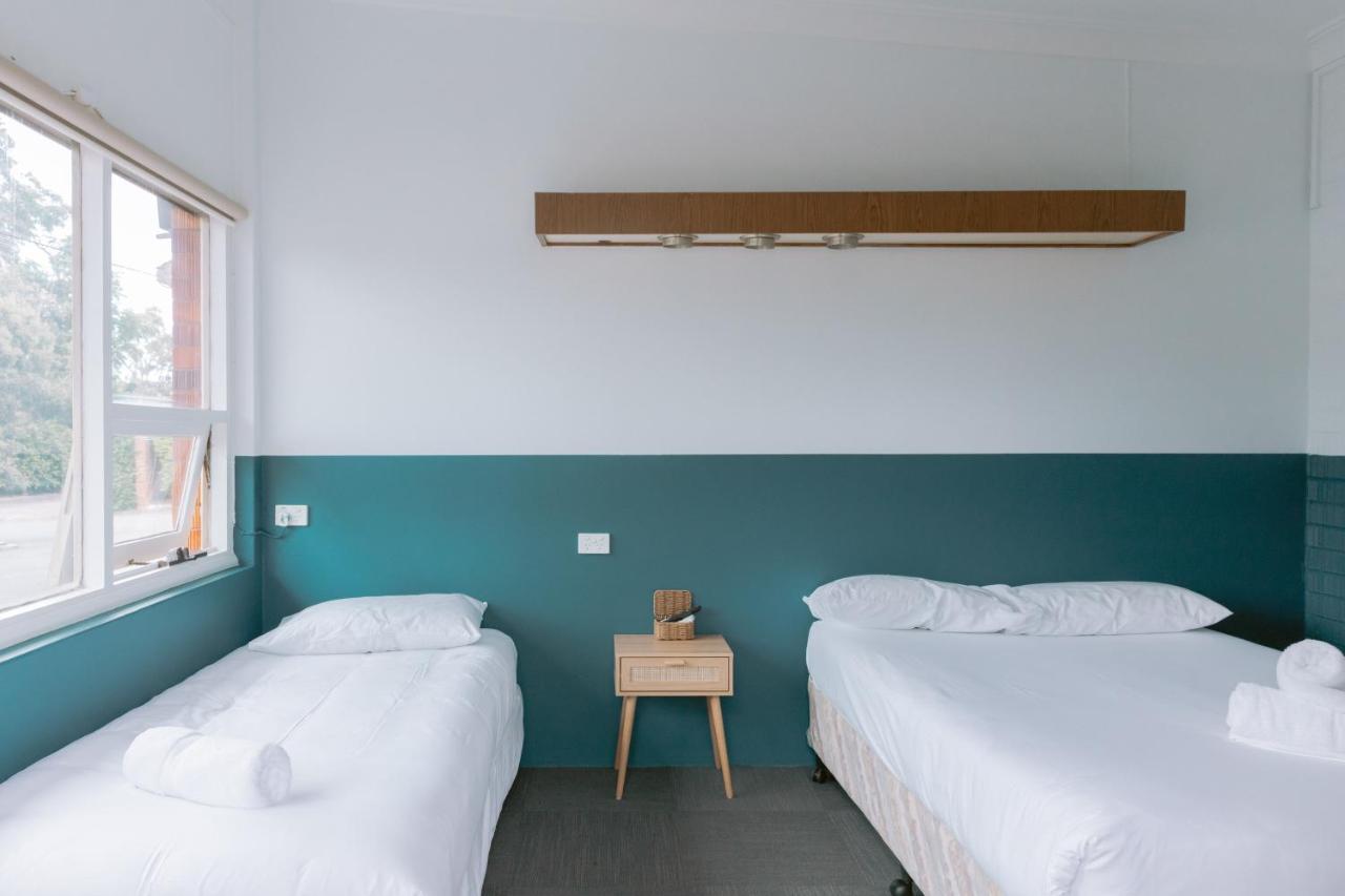 Black Swan Waterfront Motel (Adults Only) Swansea Extérieur photo