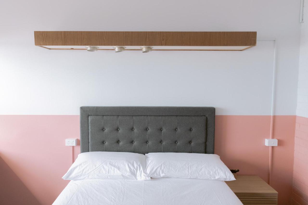 Black Swan Waterfront Motel (Adults Only) Swansea Extérieur photo
