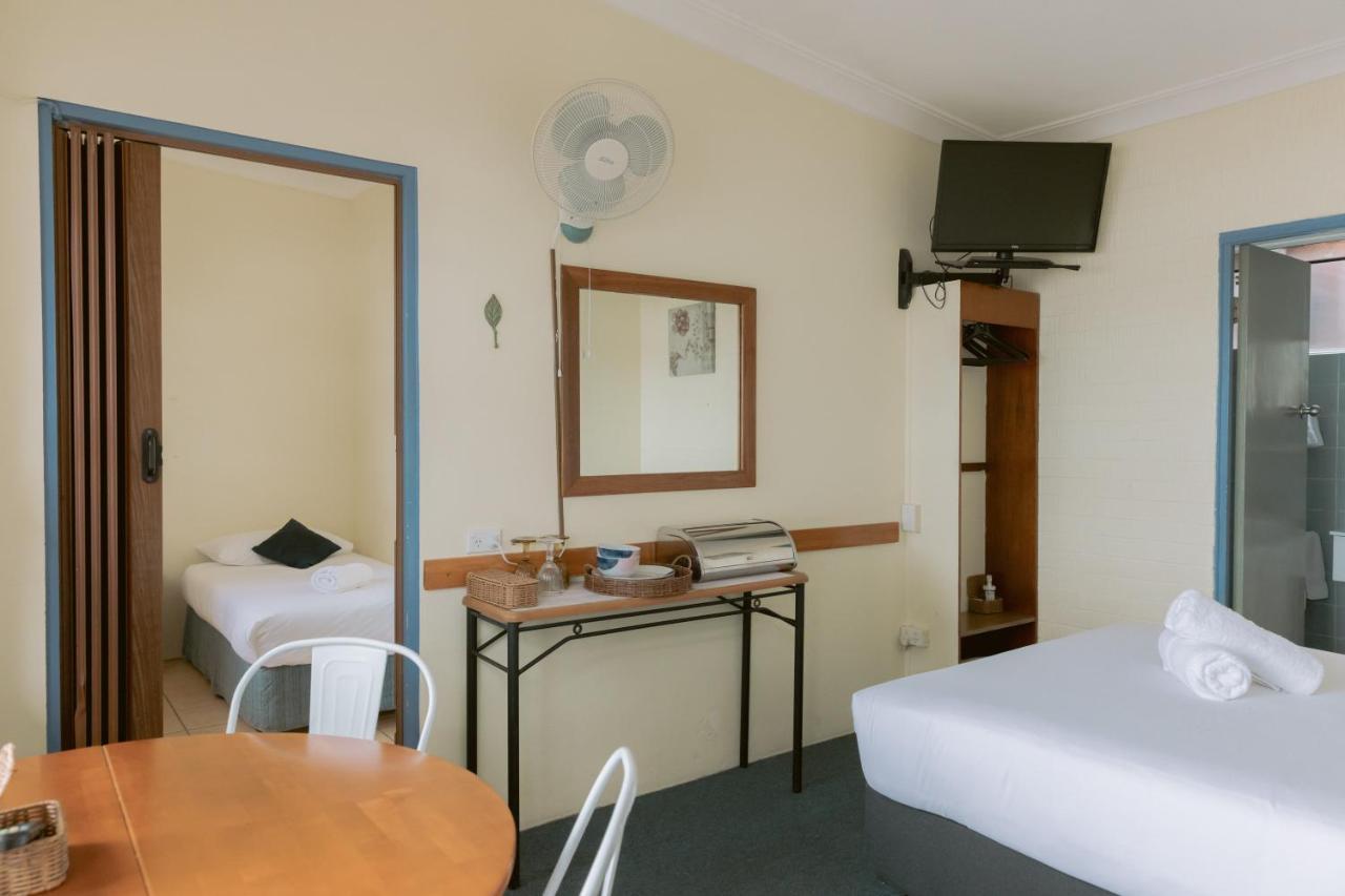 Black Swan Waterfront Motel (Adults Only) Swansea Extérieur photo