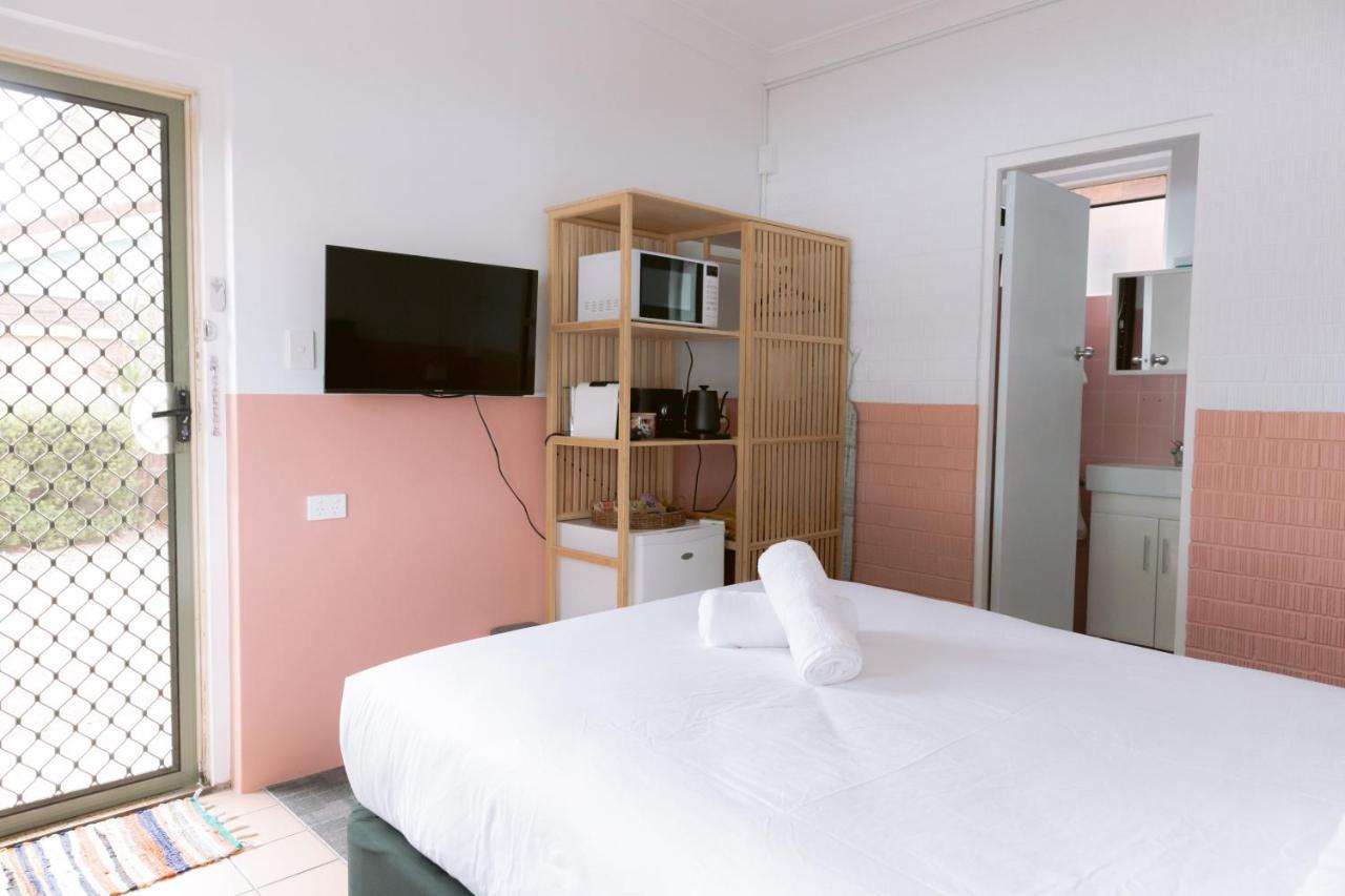 Black Swan Waterfront Motel (Adults Only) Swansea Extérieur photo