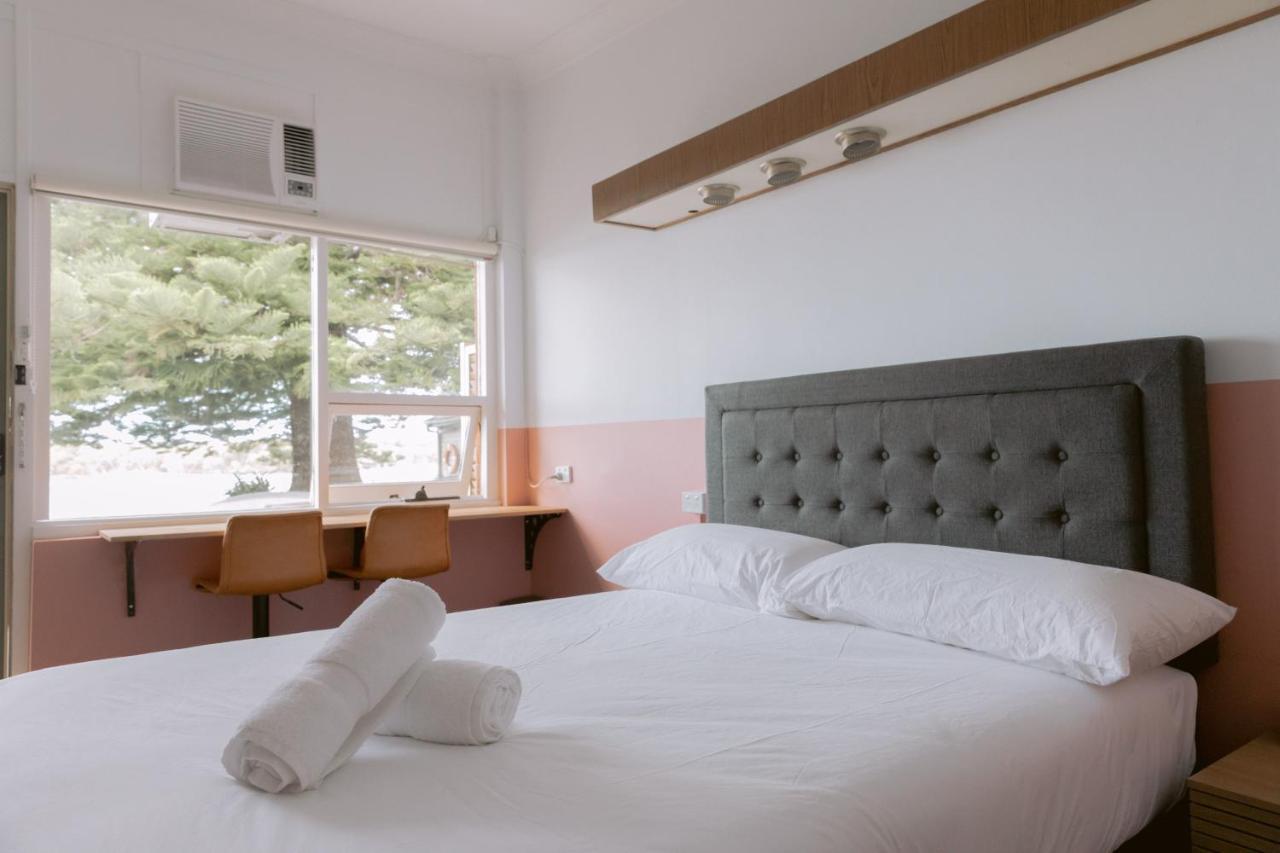 Black Swan Waterfront Motel (Adults Only) Swansea Extérieur photo