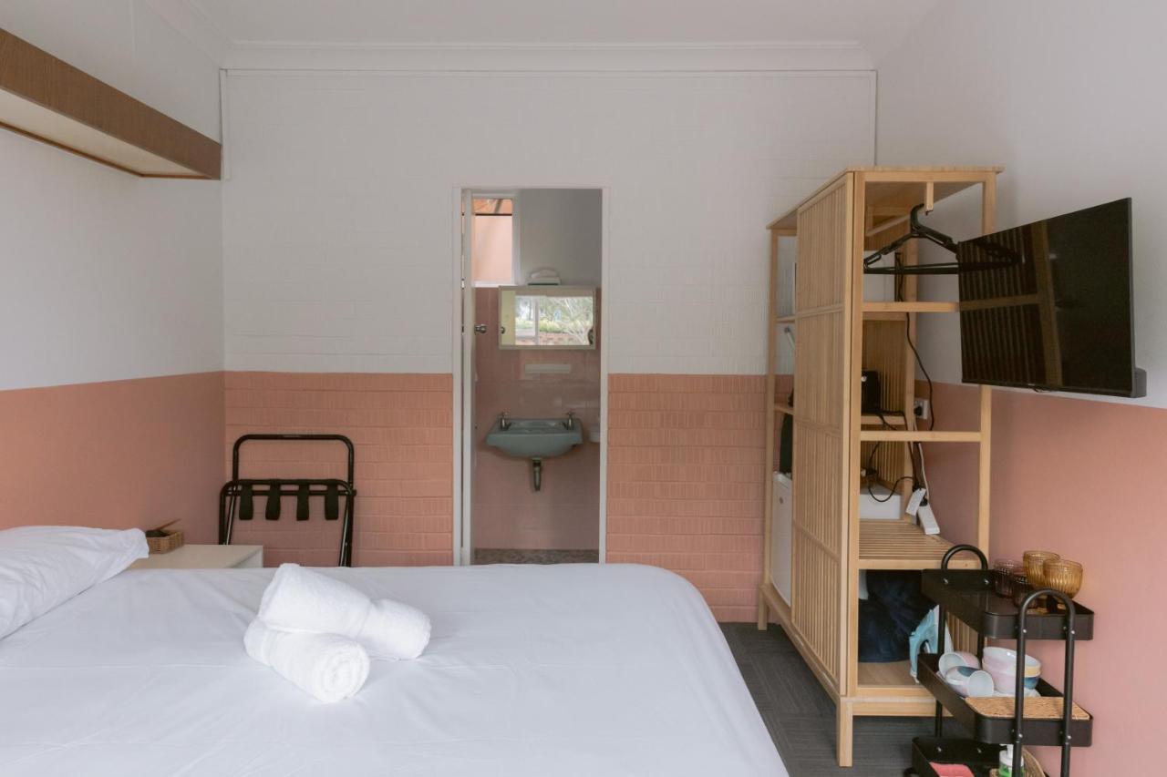 Black Swan Waterfront Motel (Adults Only) Swansea Extérieur photo