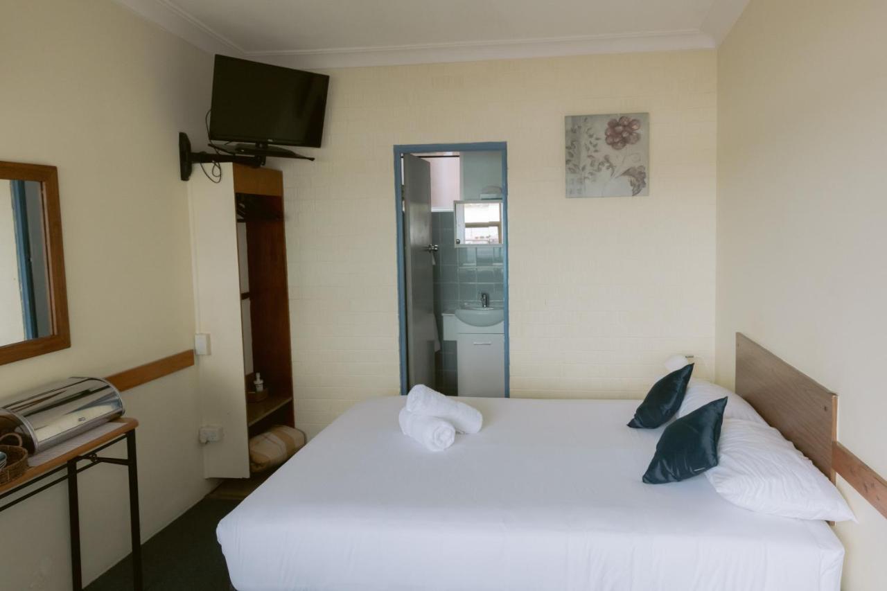 Black Swan Waterfront Motel (Adults Only) Swansea Extérieur photo