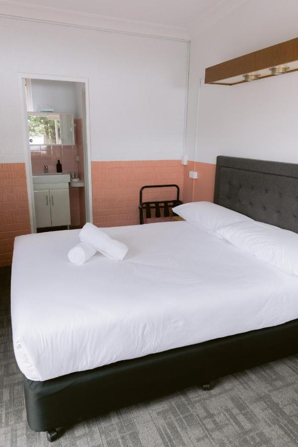 Black Swan Waterfront Motel (Adults Only) Swansea Extérieur photo