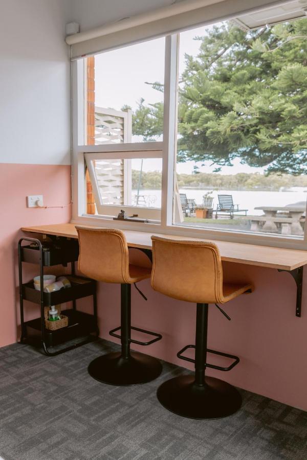 Black Swan Waterfront Motel (Adults Only) Swansea Extérieur photo