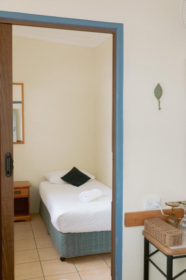 Black Swan Waterfront Motel (Adults Only) Swansea Extérieur photo