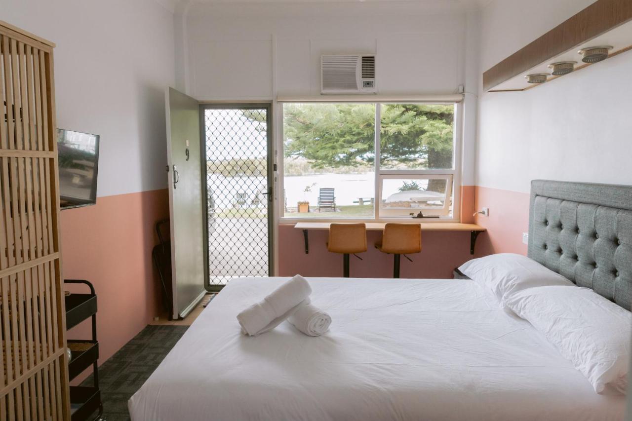 Black Swan Waterfront Motel (Adults Only) Swansea Extérieur photo