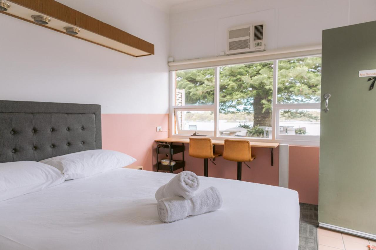 Black Swan Waterfront Motel (Adults Only) Swansea Extérieur photo