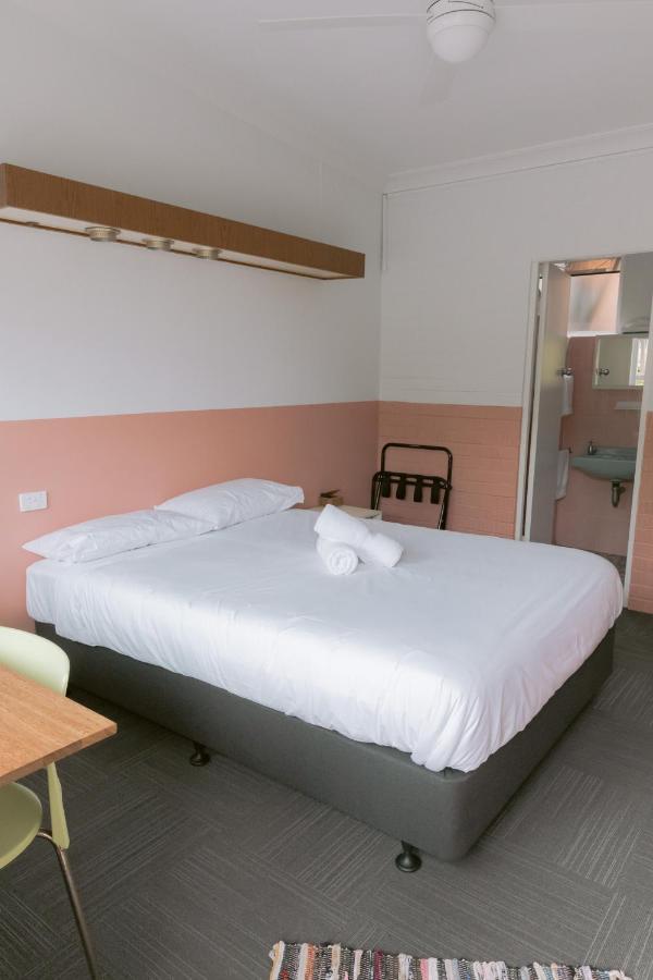 Black Swan Waterfront Motel (Adults Only) Swansea Extérieur photo