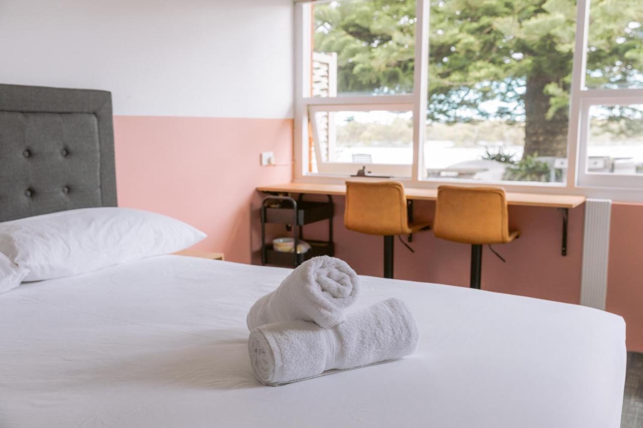 Black Swan Waterfront Motel (Adults Only) Swansea Extérieur photo