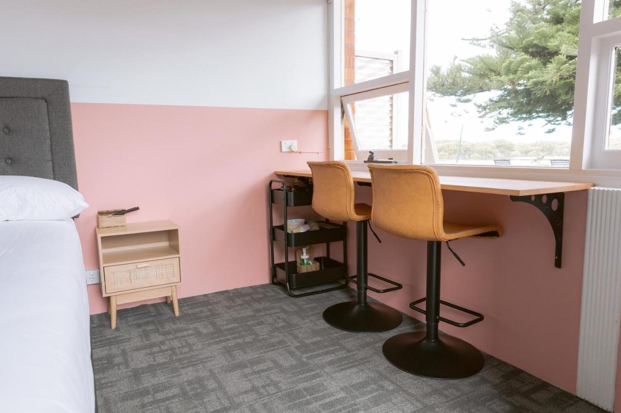 Black Swan Waterfront Motel (Adults Only) Swansea Extérieur photo