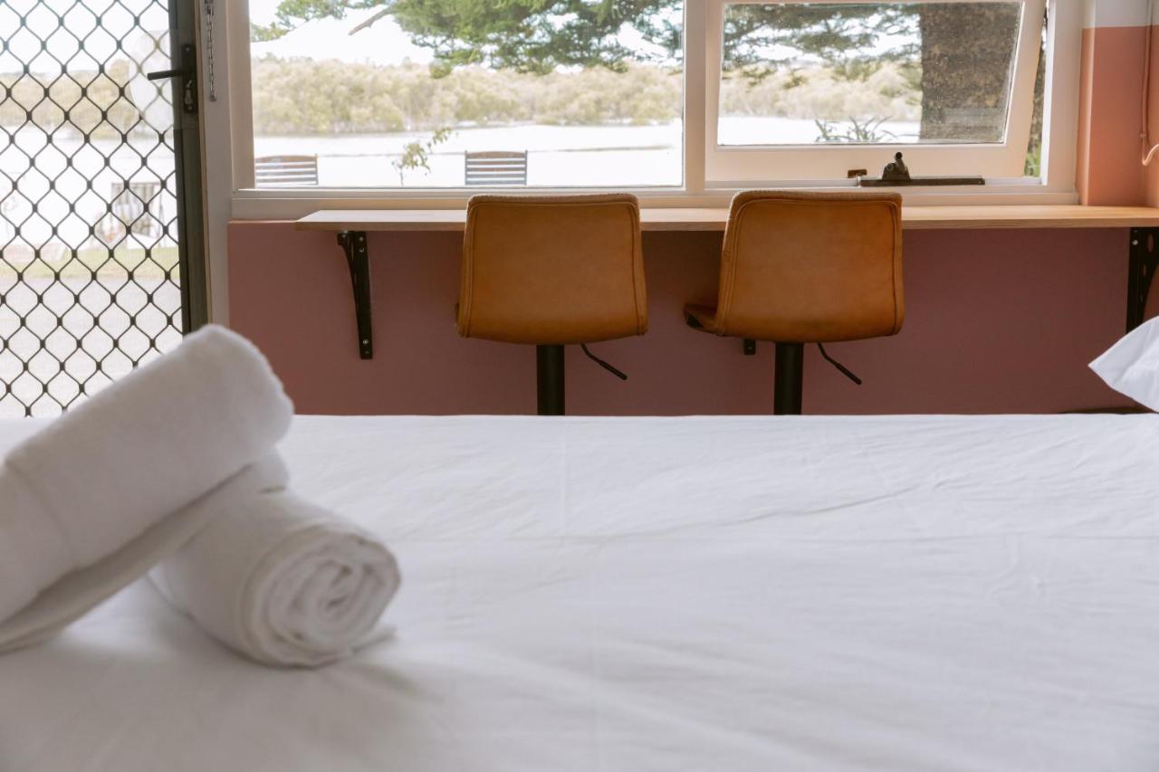 Black Swan Waterfront Motel (Adults Only) Swansea Extérieur photo