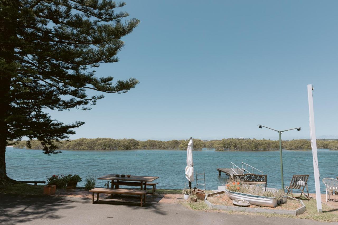 Black Swan Waterfront Motel (Adults Only) Swansea Extérieur photo